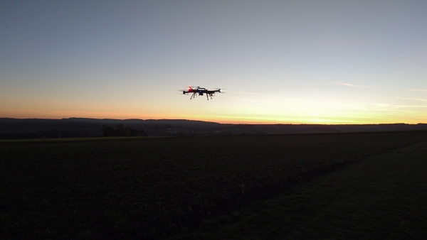 Drooni lentää ilta-auringossa